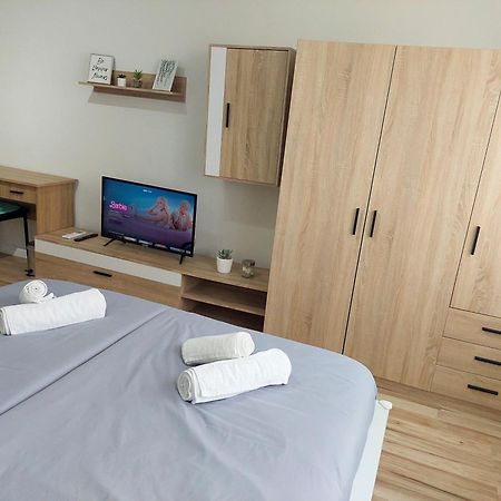 Aweshome City Apartment - 3 Bedrooms And Free Parking Debrecen Esterno foto