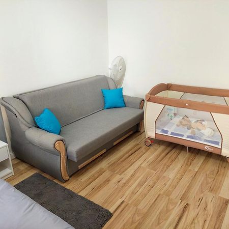 Aweshome City Apartment - 3 Bedrooms And Free Parking Debrecen Esterno foto