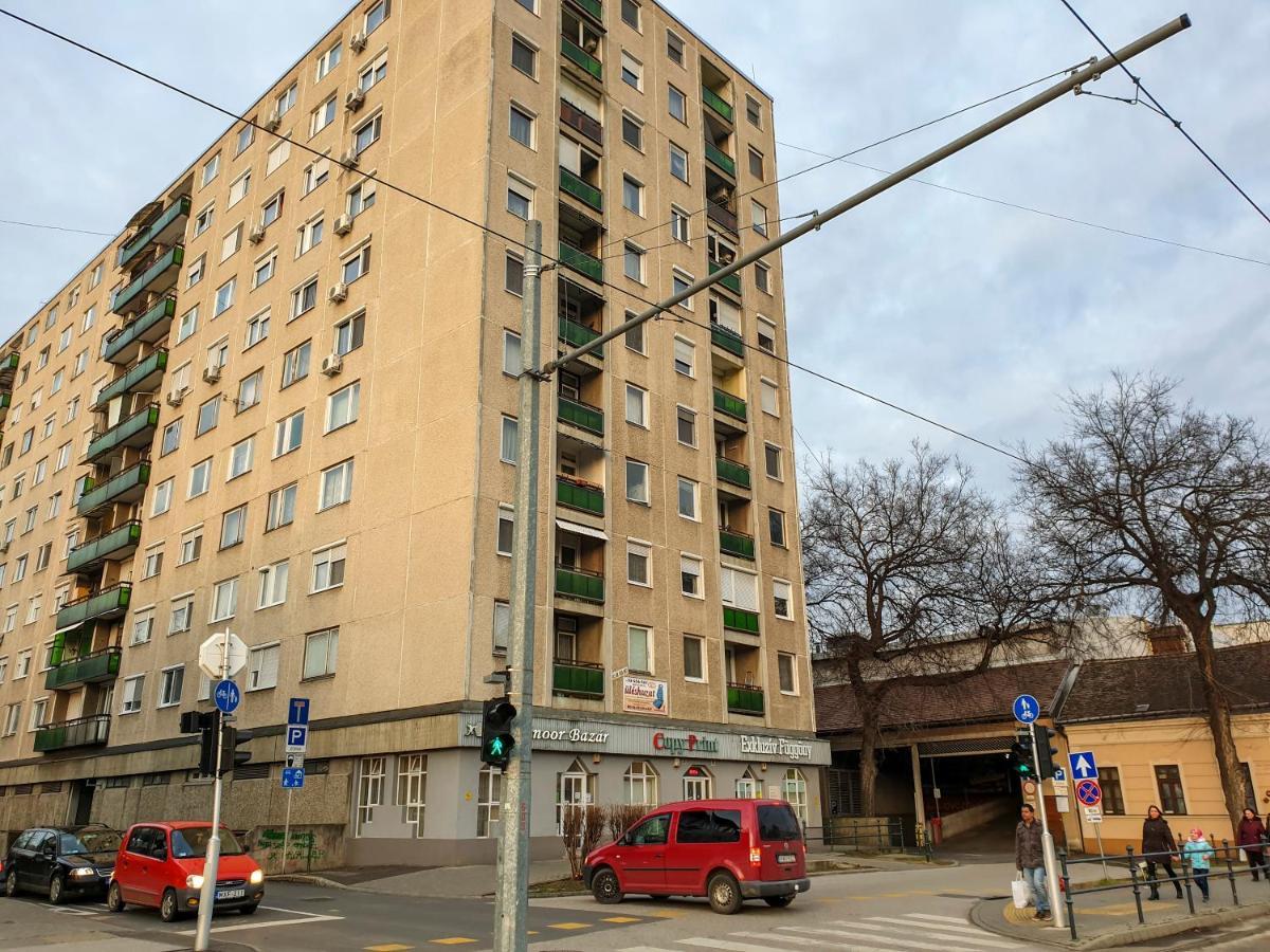 Aweshome City Apartment - 3 Bedrooms And Free Parking Debrecen Esterno foto