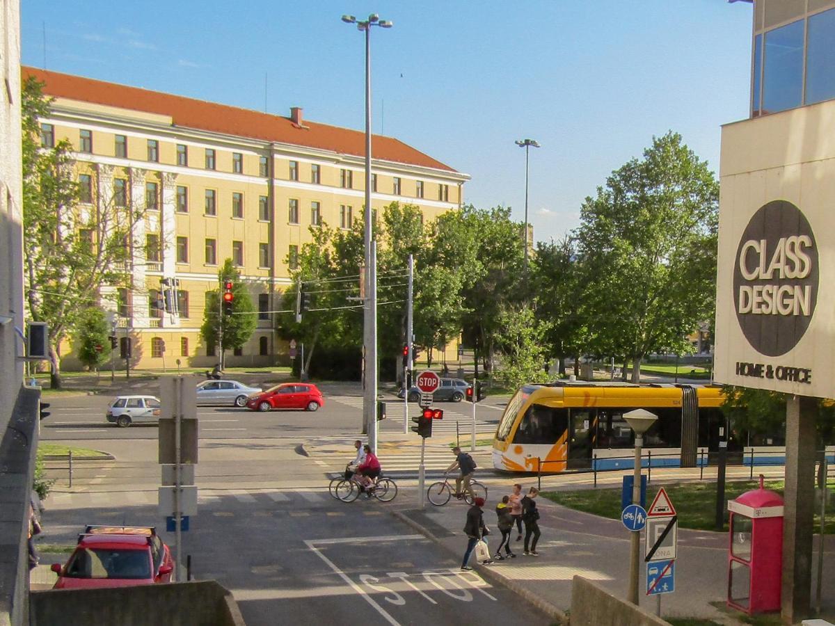 Aweshome City Apartment - 3 Bedrooms And Free Parking Debrecen Esterno foto