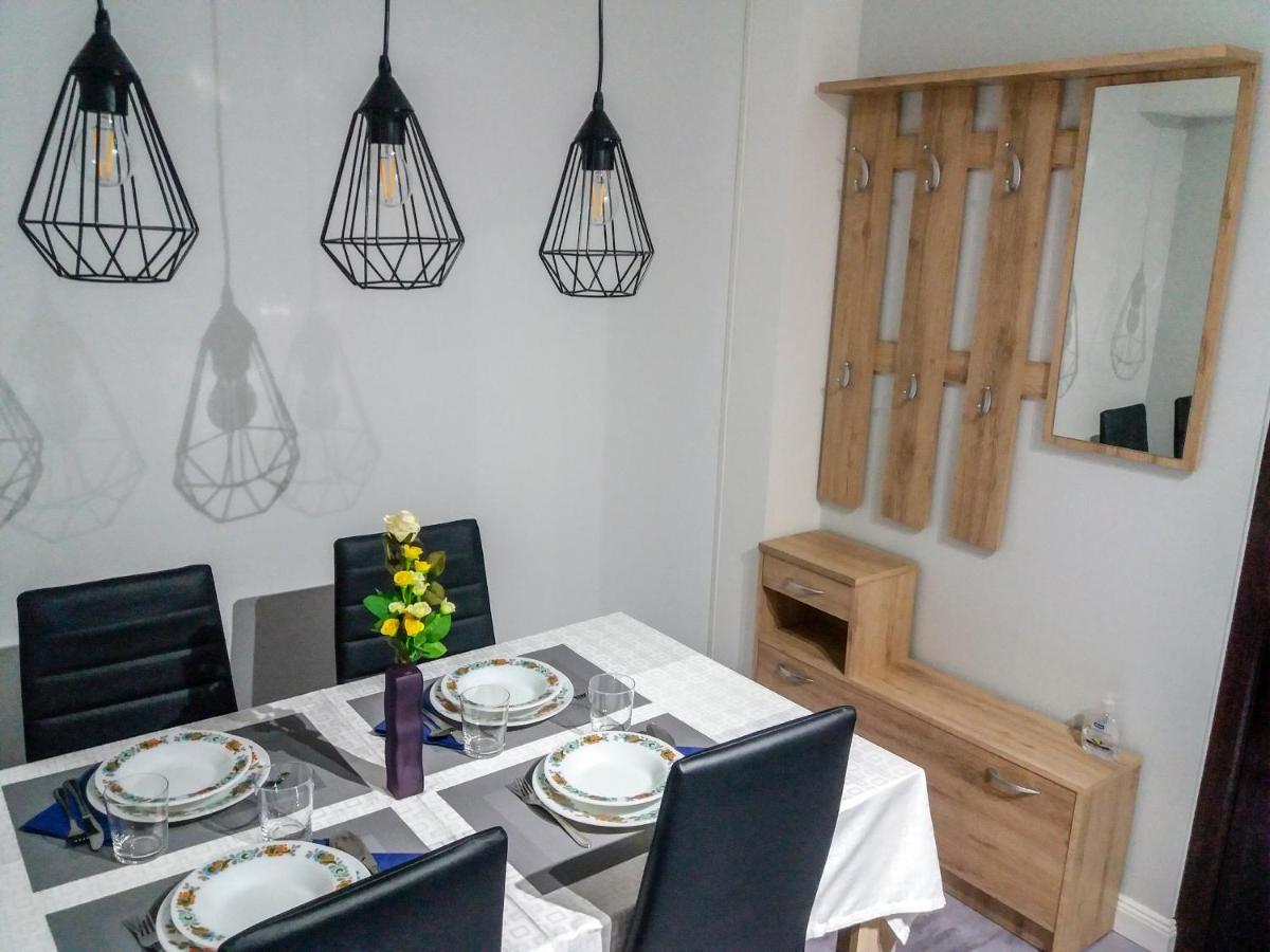 Aweshome City Apartment - 3 Bedrooms And Free Parking Debrecen Esterno foto