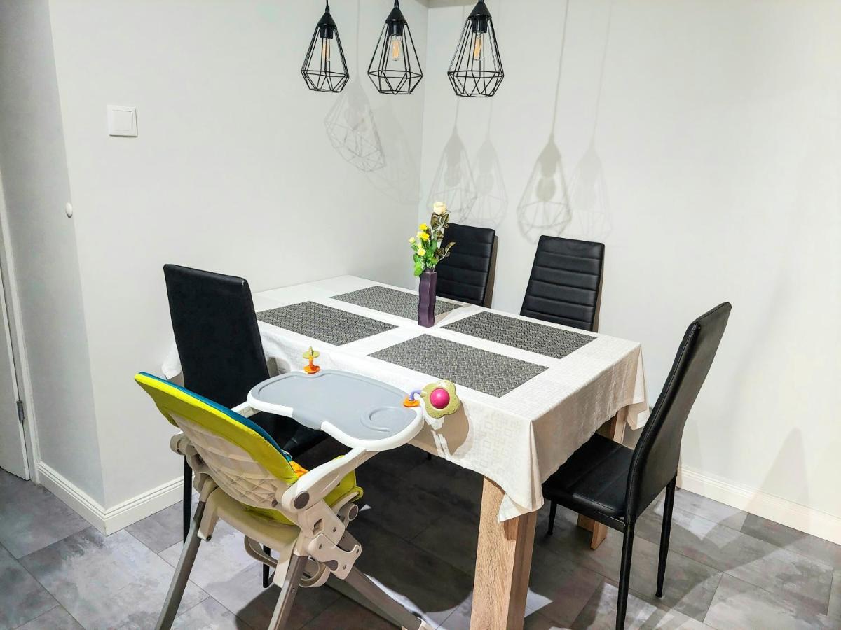 Aweshome City Apartment - 3 Bedrooms And Free Parking Debrecen Esterno foto