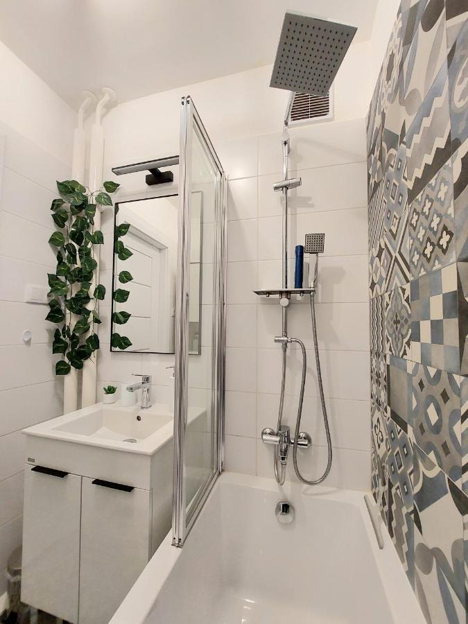 Aweshome City Apartment - 3 Bedrooms And Free Parking Debrecen Esterno foto