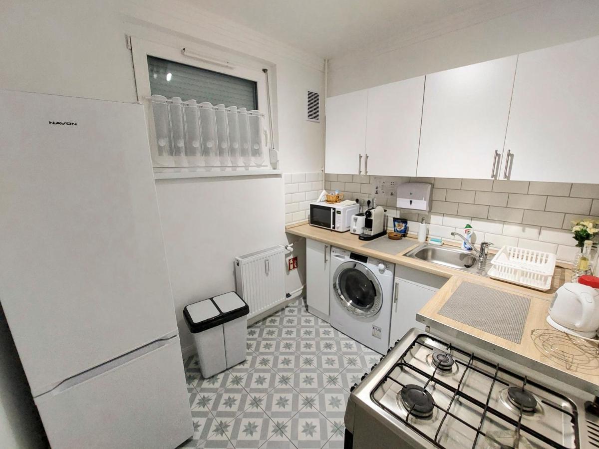 Aweshome City Apartment - 3 Bedrooms And Free Parking Debrecen Esterno foto