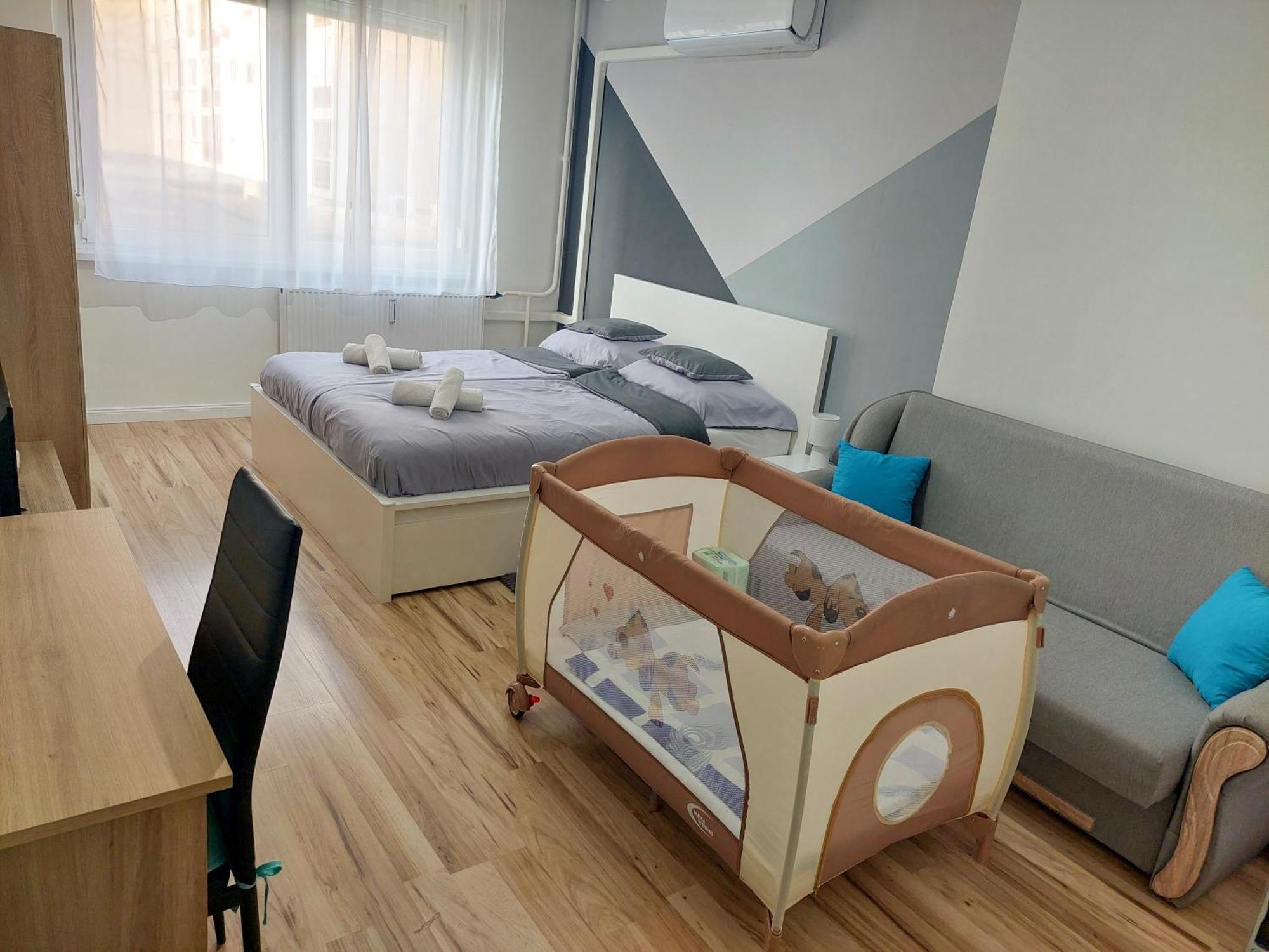 Aweshome City Apartment - 3 Bedrooms And Free Parking Debrecen Esterno foto